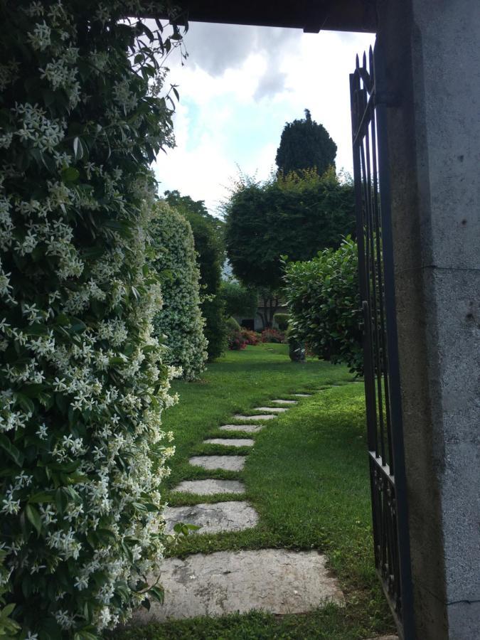 Bed and Breakfast Il Motto Di Tommy Castelveccana Exterior foto