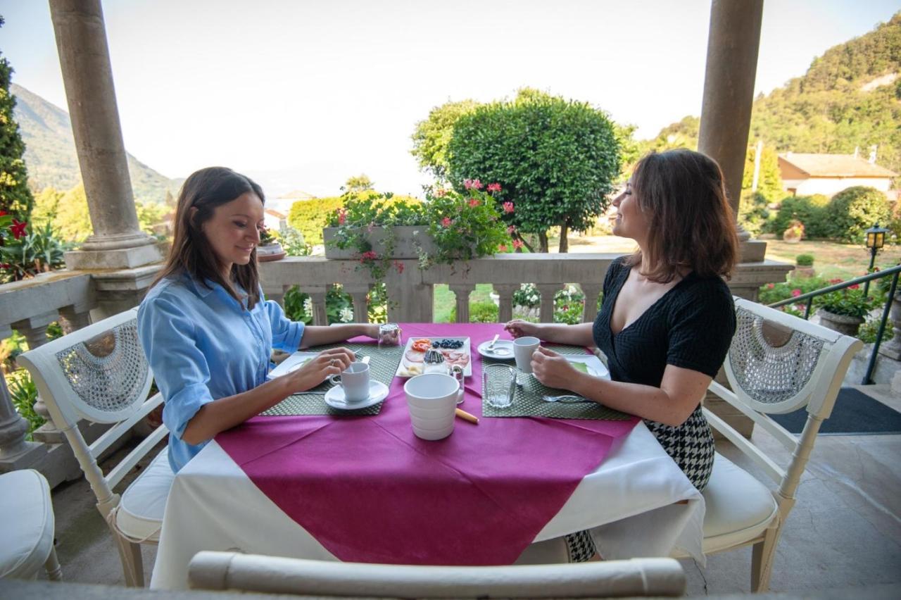 Bed and Breakfast Il Motto Di Tommy Castelveccana Exterior foto