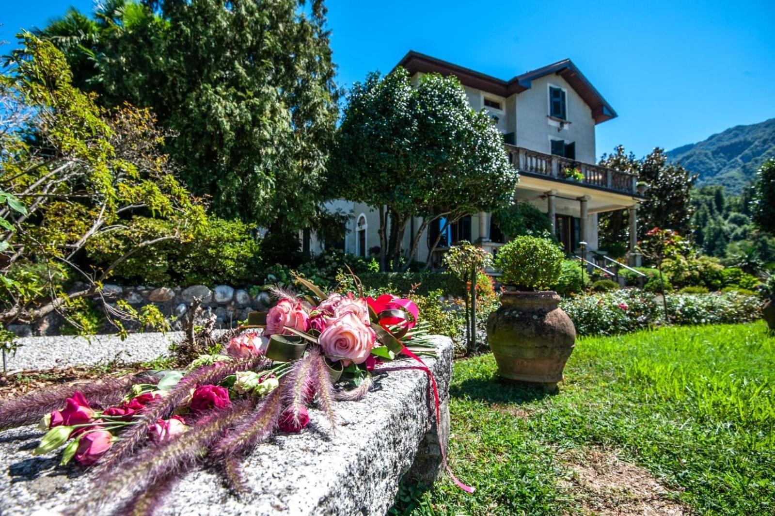 Bed and Breakfast Il Motto Di Tommy Castelveccana Exterior foto