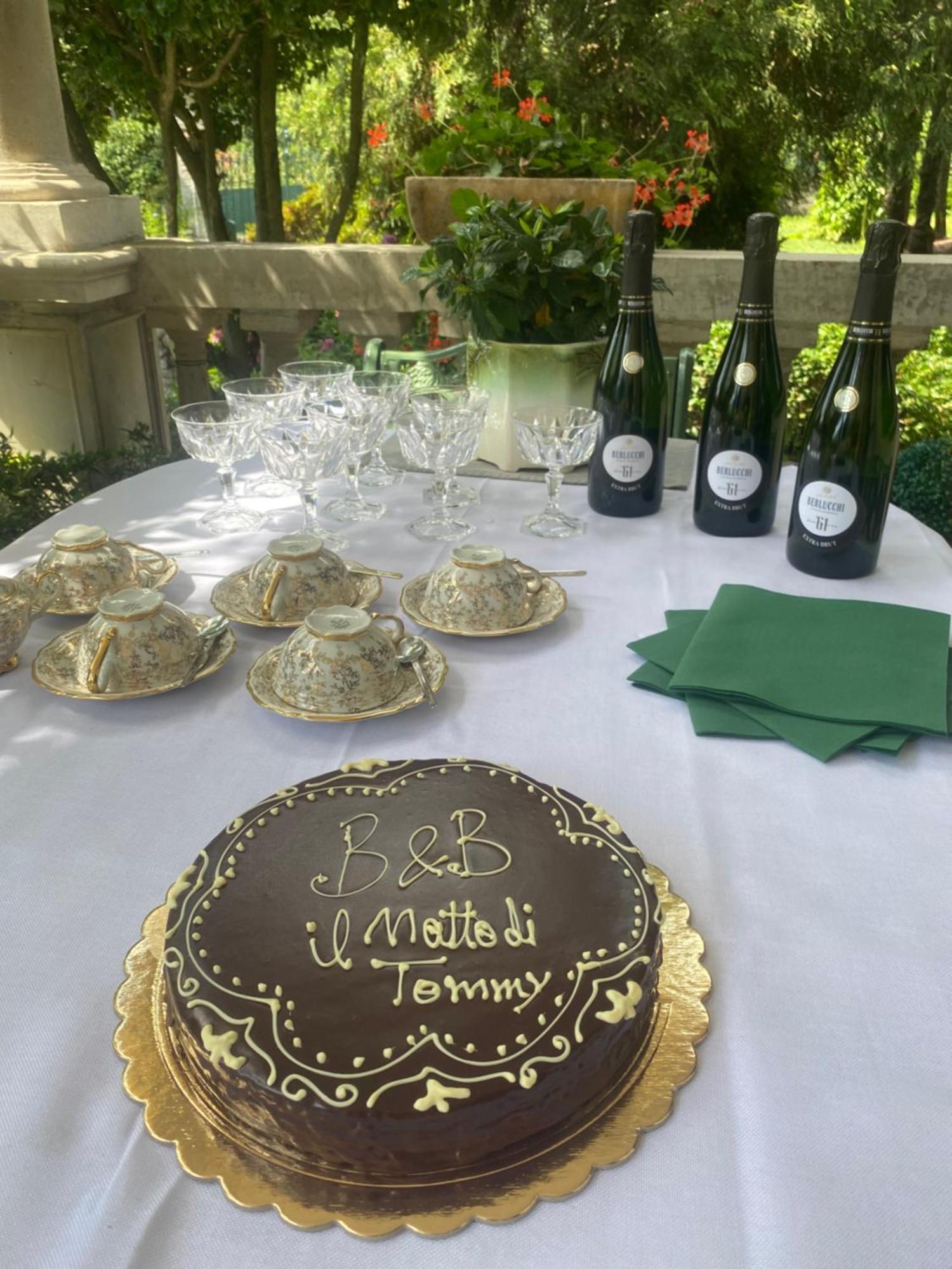 Bed and Breakfast Il Motto Di Tommy Castelveccana Exterior foto