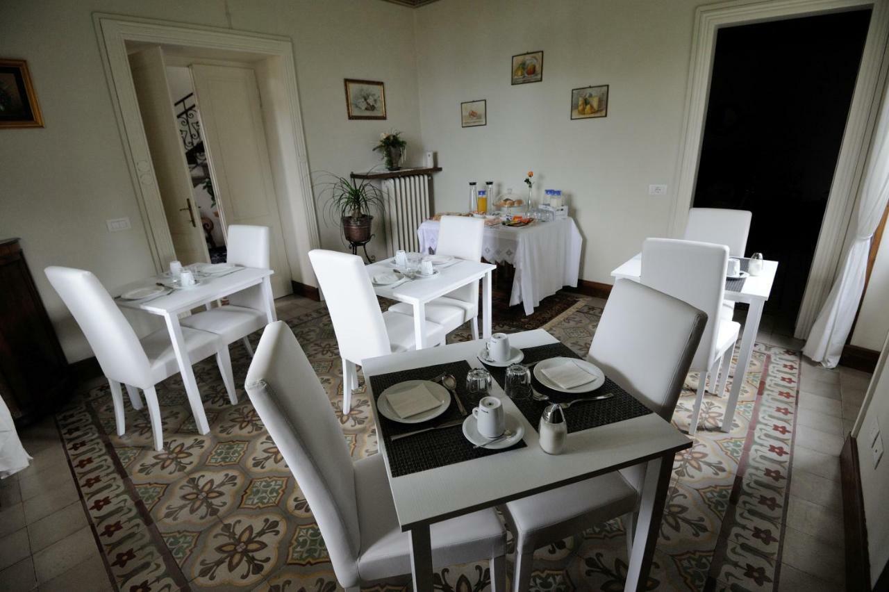 Bed and Breakfast Il Motto Di Tommy Castelveccana Exterior foto