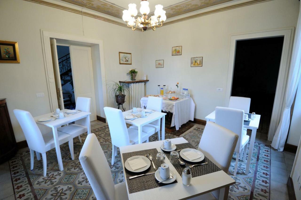 Bed and Breakfast Il Motto Di Tommy Castelveccana Exterior foto