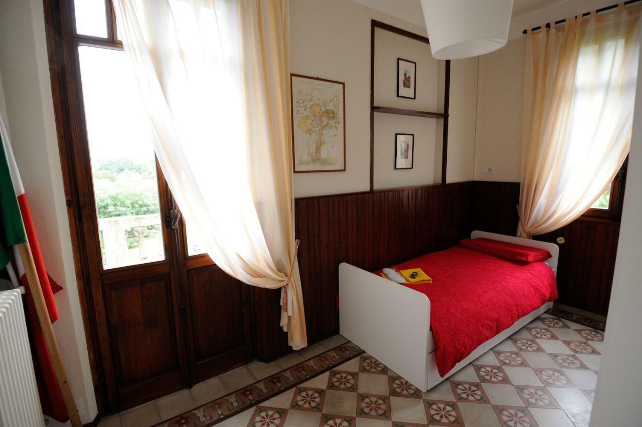 Bed and Breakfast Il Motto Di Tommy Castelveccana Exterior foto