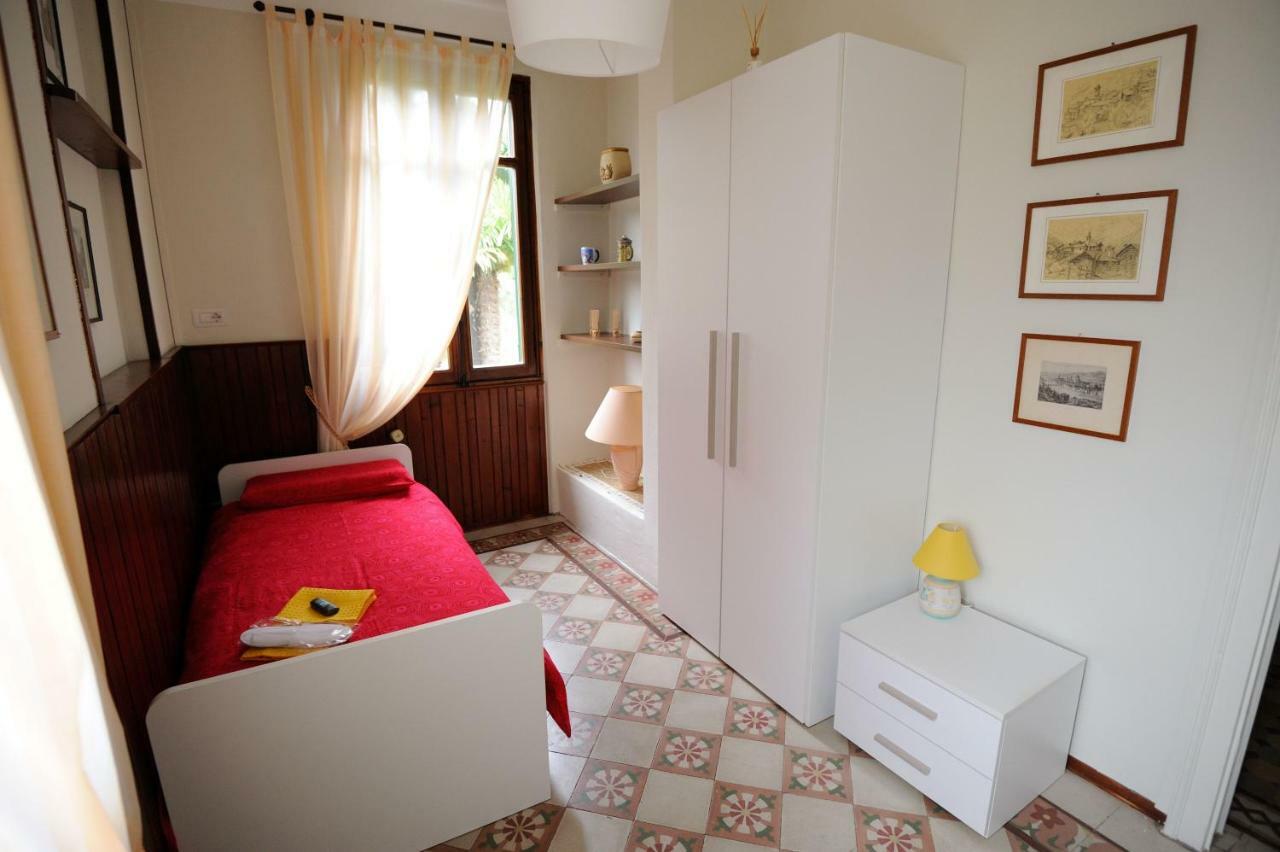 Bed and Breakfast Il Motto Di Tommy Castelveccana Exterior foto